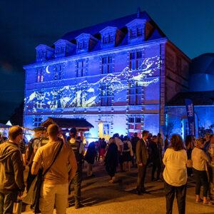 Façade du Château Louis XI illuminée pendant le mapping de clôture du Festival Berlioz 2021